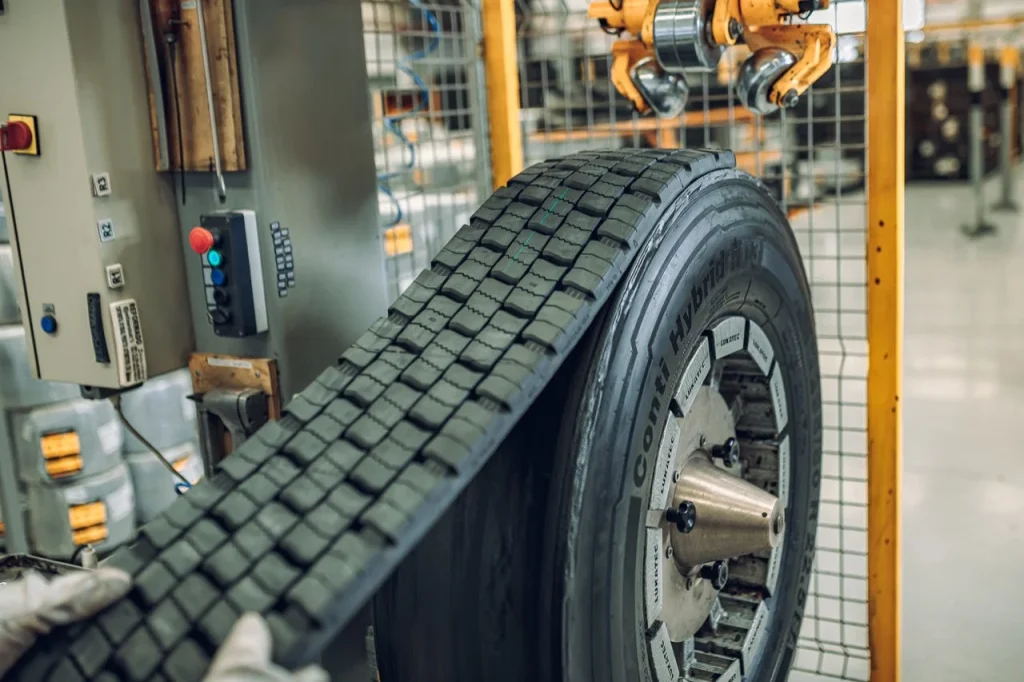 A reforma de pneus de carga da Continental é um processo amplamente reconhecido no setor de transporte por sua qualidade, durabilidade e sustentabilidade. A Continental, uma das principais fabricantes de pneus do mundo, oferece soluções avançadas para prolongar a vida útil dos pneus de carga, reduzindo custos operacionais para frotistas e contribuindo para a preservação ambiental.